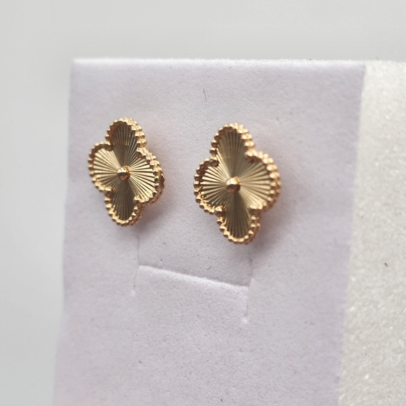 18K Yellow Gold Stud Earrings Clover Flower 12mm Real Au750 NEW Cute Au7… - Picture 6 of 12